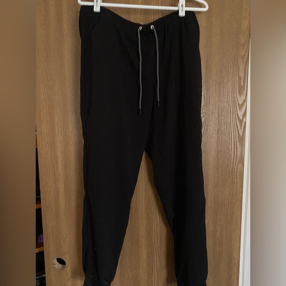 beyond scrubs Pants - Black jogger scrub bottoms. Size medium.
